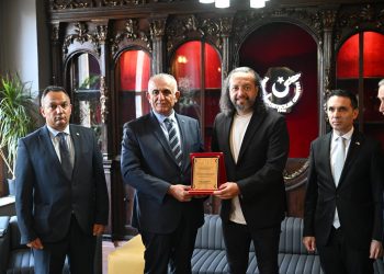 Çavuşoğlu Trabzon’da Gazeteciler Cemiyeti ve Muharip Gaziler Derneği Trabzon Şubesi’ni ziyaret etti