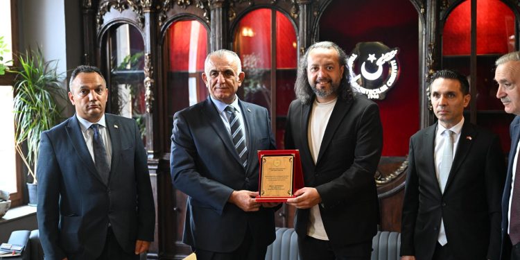 Çavuşoğlu Trabzon’da Gazeteciler Cemiyeti ve Muharip Gaziler Derneği Trabzon Şubesi’ni ziyaret etti