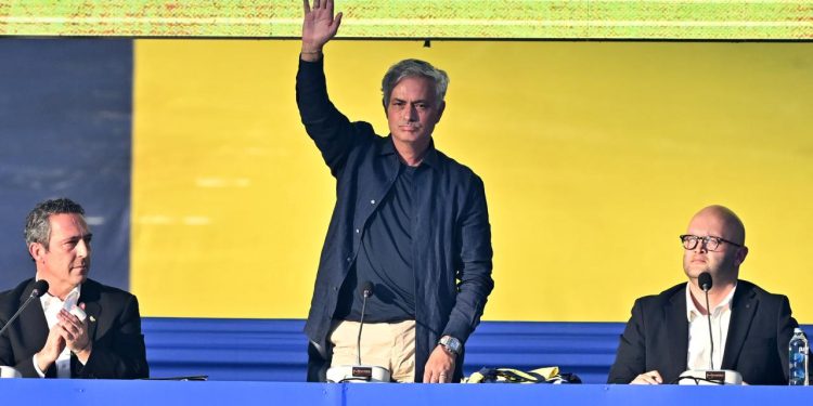 Mourinho resmen Fenerbahçe'de