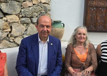 Cumhurbaşkanı Tatar, KKTC’de yaşayan İngilizlerle Karaman’da bir araya geldi