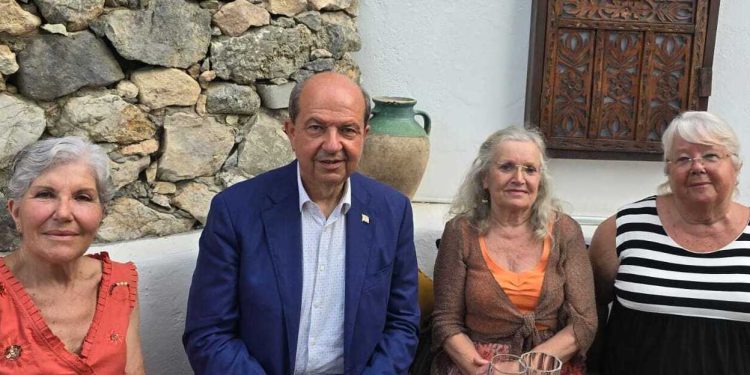 Cumhurbaşkanı Tatar, KKTC’de yaşayan İngilizlerle Karaman’da bir araya geldi