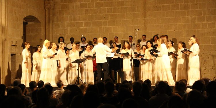 Sonare Çoksesli Korosu Bellapais Manastırı’nda konser verdi