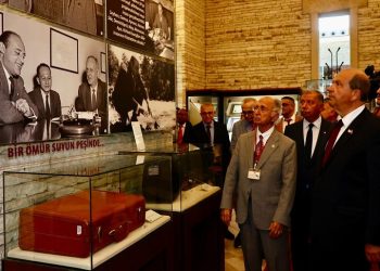 Cumhurbaşkanı Tatar, “Süleyman Demirel Anıt Mezarı” ile “Süleyman Demirel Demokrasi ve Kalkınma Müzesi”ni ziyaret etti