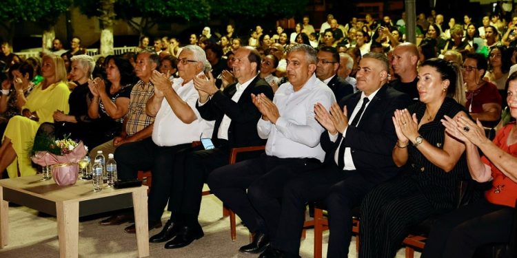 Cumhurbaşkanı Tatar, Vadili Kültür Derneği TSM Korosu’nun konserini dinledi