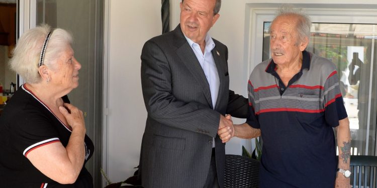 Cumhurbaşkanı Ersin Tatar, TMT mücahidi, gazi ve şehit yakınlarını ziyaret etti