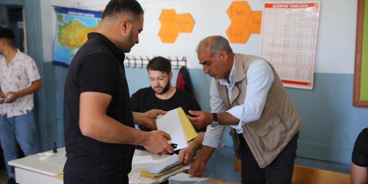 Türkiye’de yerel seçimler üç ilçe ve dört beldede yeniden düzenleniyor: Oy kullanma işlemi başladı