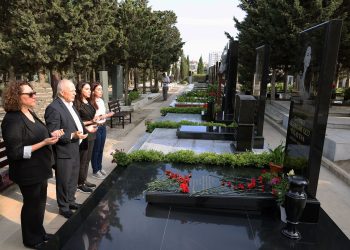 Töre, Bakü’de Paşeyava’nın kabrini ziyaret etti