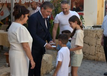 Başbakan Üstel, UBP’de halkla bayramlaştı