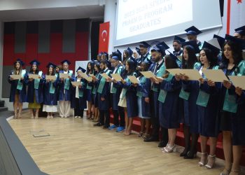 DAÜ Eczacılık Fakültesi’nden 70 üzeri mezun meslek yeminini yaptı