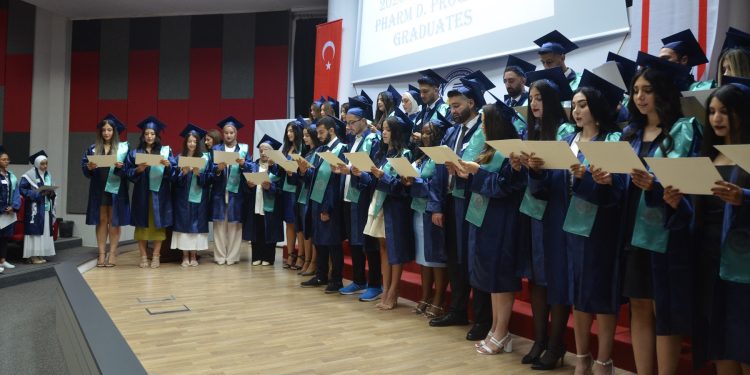 DAÜ Eczacılık Fakültesi’nden 70 üzeri mezun meslek yeminini yaptı