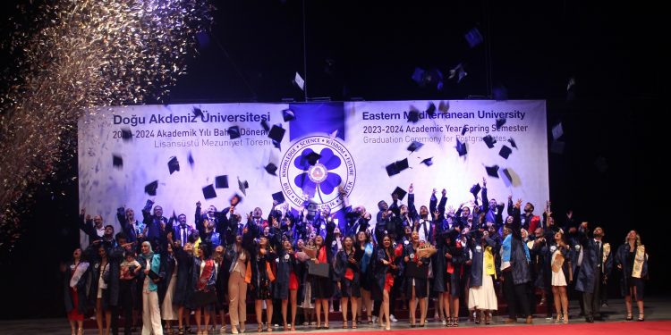 DAÜ doktora ve yüksek lisans mezunları diplomalarını aldı