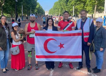 İngiltere’de yaşayan iki Kıbrıslı Türk koşucu, “Ada’da Barışın 50. yılı” sloganıyla koştu
