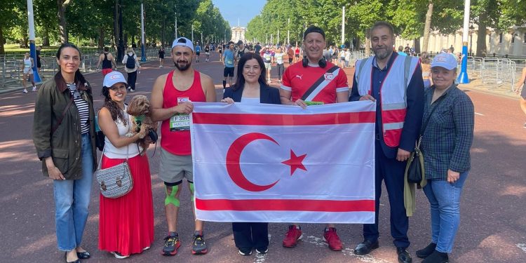 İngiltere’de yaşayan iki Kıbrıslı Türk koşucu, “Ada’da Barışın 50. yılı” sloganıyla koştu