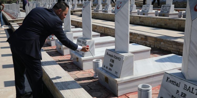 Tarım Bakanı Çavuş, Boğaz Şehitliğini ziyaret etti