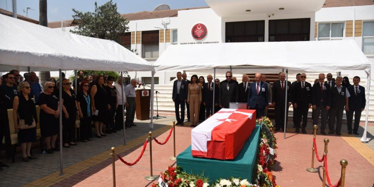 Hayatını kaybeden eski milletvekili Ergün Vehbi için Cumhuriyet Meclisi bahçesinde tören düzenlendi