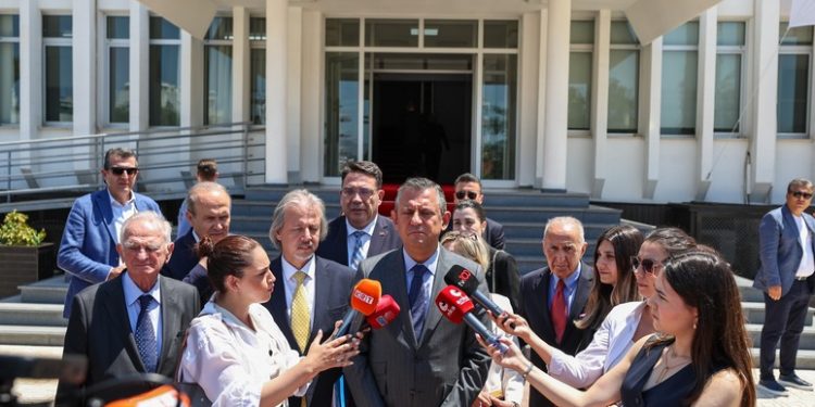 CHP Genel Başkanı Özel, KKTC’de gazetecilerin sorularını yanıtladı