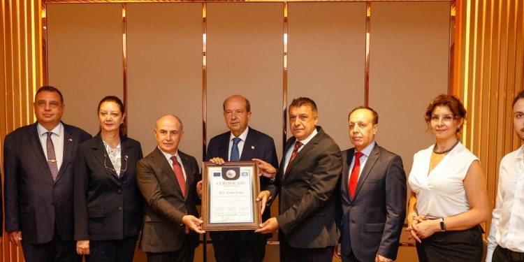 Cumhurbaşkanı Tatar’a DMW Uluslararası Diplomatlar Birliği Onursal Başkanlığı ünvanı takdim edildi: “Er ya da geç Kıbrıs Türkü özden gelen haklarını elde edecektir”