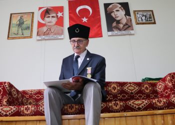 Kıbrıs Barış Harekatı’nın 50. yılı…Şehit oğlu Kıbrıs gazisi Erdoğmuş, şarapnel parçalarını yarım asırdır dizinde taşıyor