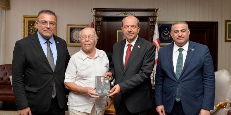 Cumhurbaşkanı Ersin Tatar, gazeteci Ahmet Tolgay’ı kabul etti