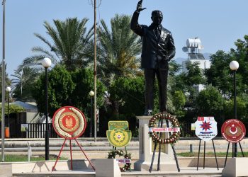 Kıbrıs Barış Harekatı’nın 50’nci yıl dönümü nedeniyle Bülent Ecevit heykeli önünde tören düzenlendi