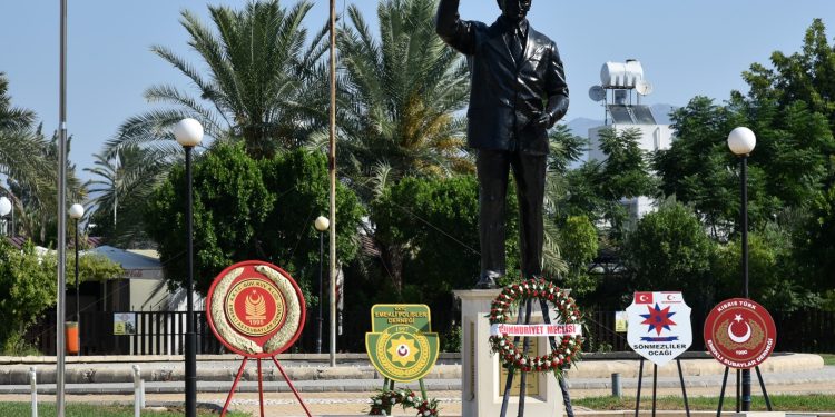 Kıbrıs Barış Harekatı’nın 50’nci yıl dönümü nedeniyle Bülent Ecevit heykeli önünde tören düzenlendi