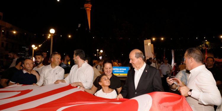 Cumhurbaşkanı Tatar, Mehteran eşliğinde gerçekleştirilen Bayrak Yürüyüşü’ne katıldı