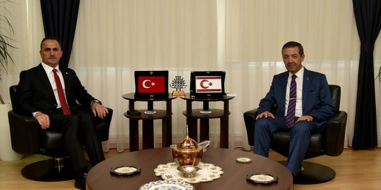 Dışişleri Bakanı Ertuğruloğlu Okçular Vakfı Başkanı Yıldız’ı kabul etti