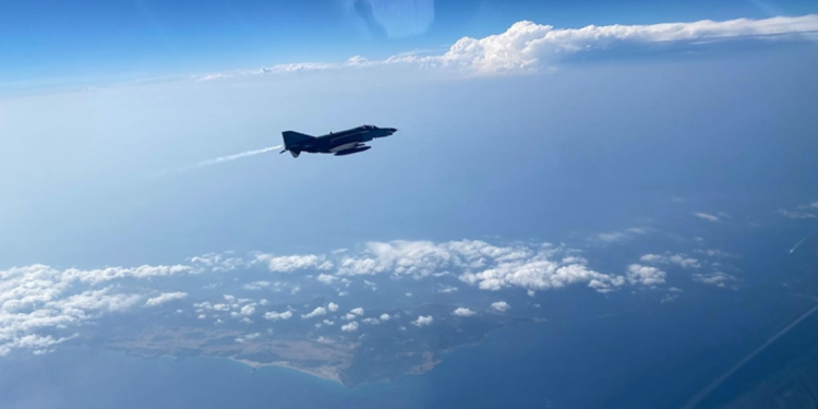 Türk Hava Kuvvetleri’nden Kıbrıs adasının güneyinde eğitim uçuşu