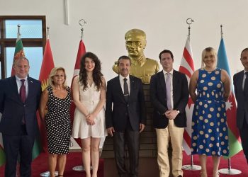 Dışişleri Bakanı Ertuğruloğlu, İngiliz gazetecileri kabul etti