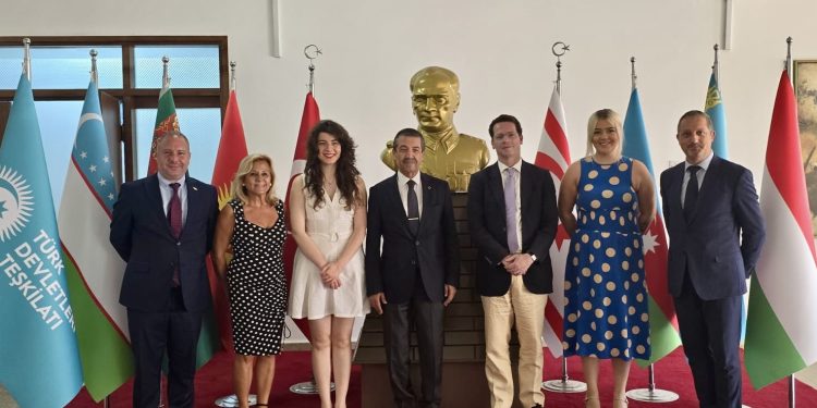 Dışişleri Bakanı Ertuğruloğlu, İngiliz gazetecileri kabul etti