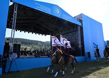 Dışişleri Bakanı Ertuğruloğlu, Şuşa’da TDT konser programını izledi