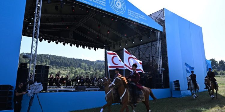 Dışişleri Bakanı Ertuğruloğlu, Şuşa’da TDT konser programını izledi