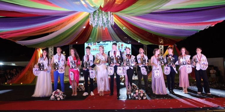 52. Geleneksel İskele Festivali, geleneksel kostüm defilesi ile Bay ve Bayan Festival Güzeli seçimi ile devam etti