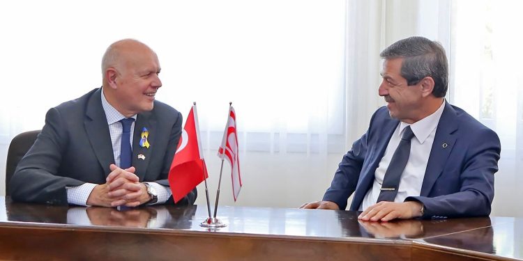 Dışişleri Bakanı Ertuğruloğlu, İngiliz Milletvekili Duncan ile görüştü