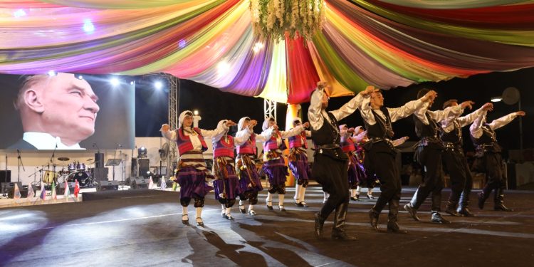 İskele Belediyesi halk dansları festivalinde tanıtım gösterileri sahnelendi