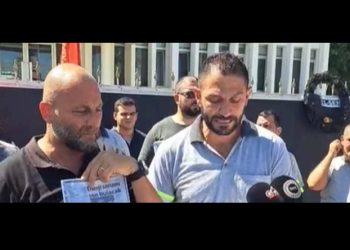 El-Sen Yönetim Kurulu, Başbakanlık önünde basın açıklaması yaparak, siyah çelenk bıraktı