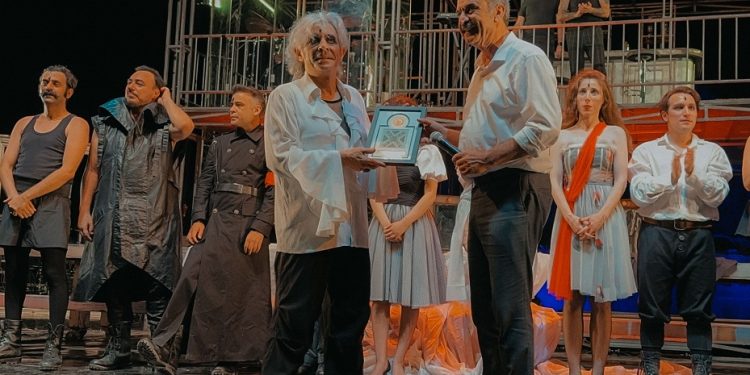 Okan Bayülgen’in, “Richard’’ isimli oyunu dün akşam sanatseverlerle buluştu