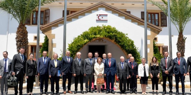 Cumhurbaşkanı Ersin Tatar, Cumhuriyetçi Halk Partisi heyetini kabul ederek görüştü