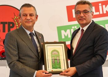 CHP Genel Başkanı Özel ve heyeti CTP’yi ziyaret etti..Erhürman:‘20 Temmuz Kıbrıs Türk halkının varoluş mücadelesinin en önemli tarihidir’