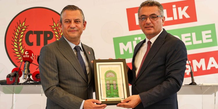 CHP Genel Başkanı Özel ve heyeti CTP’yi ziyaret etti..Erhürman:‘20 Temmuz Kıbrıs Türk halkının varoluş mücadelesinin en önemli tarihidir’