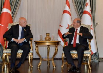 Cumhurbaşkanı Tatar, doğrudan uçuşlar için kampanya yürüten İngiliz vekili kabul etti