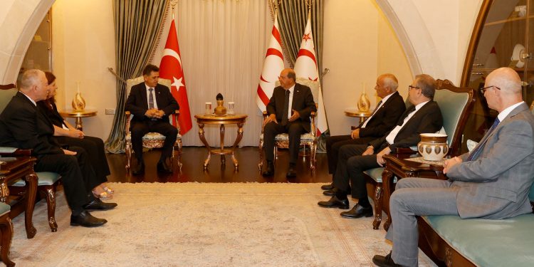 Cumhurbaşkanı Ersin Tatar, Kamu Hizmeti Komisyonu üyelerini kabul etti