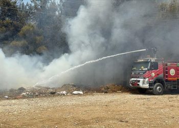 Antalya’da yerleşim yerleri yakınında yangın çıktı