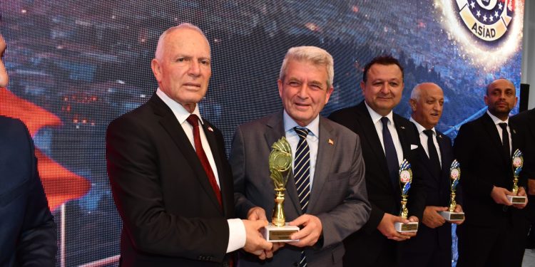 Töre’ye, İstanbul’da “Mutlu Barış Harekâtı’nın 50. Yılı Onur Ödülü“ takdim edildi