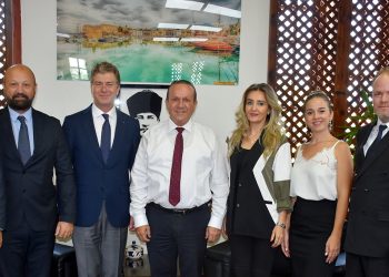 Ataoğlu, Tan Sağtürk ve heyetini kabulünde tiyatro binasının tamamlanmak üzere olduğunu belirtti