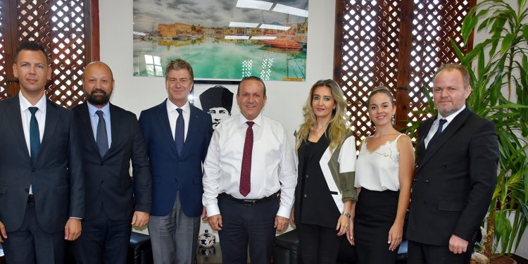 Ataoğlu, Tan Sağtürk ve heyetini kabulünde tiyatro binasının tamamlanmak üzere olduğunu belirtti