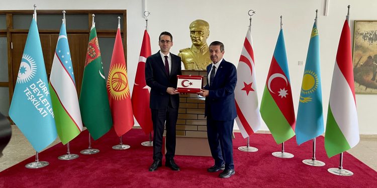 Dışişleri Bakanı Ertuğruloğlu, Türkiye’nin Lefkoşa Büyükelçisi Serim ile görüştü