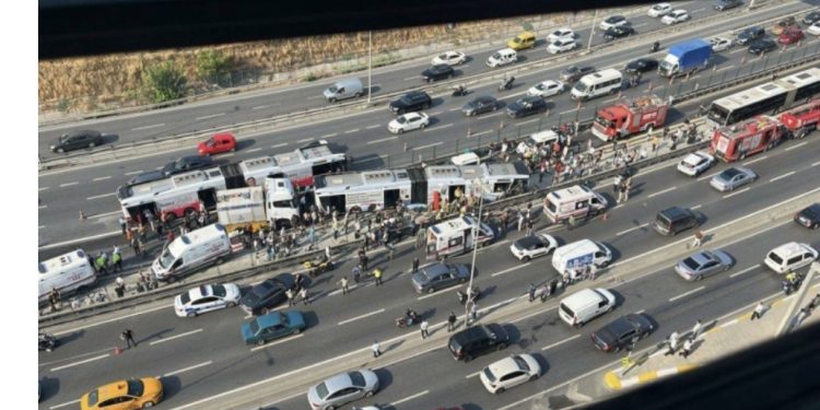 İstanbul Küçükçekmece’de metrobüsler çarpıştı: 1 ölü, 38 yaralı