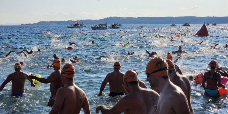 Çanakkale Boğazı'ndaki yarışta bin 300 yüzücü Avrupa'dan Asya'ya kulaç attı