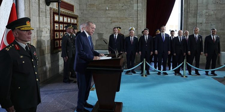 TC Cumhurbaşkanı Erdoğan başkanlığındaki YAŞ üyeleri Anıtkabir’i ziyaret etti